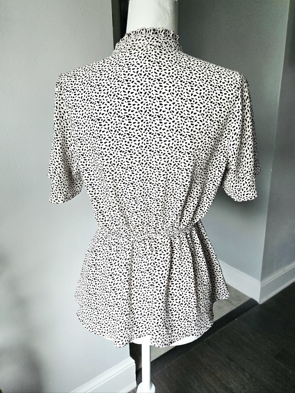 Monteau Los Angeles Black White Animal Print Faux Wrap Peplum Blouse Size M - Picture 3 of 5